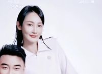 王皓儿子带鲜花接机爸爸的简单介绍