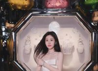 张碧晨挺孕肚彩排,张碧晨带女儿探班华晨宇