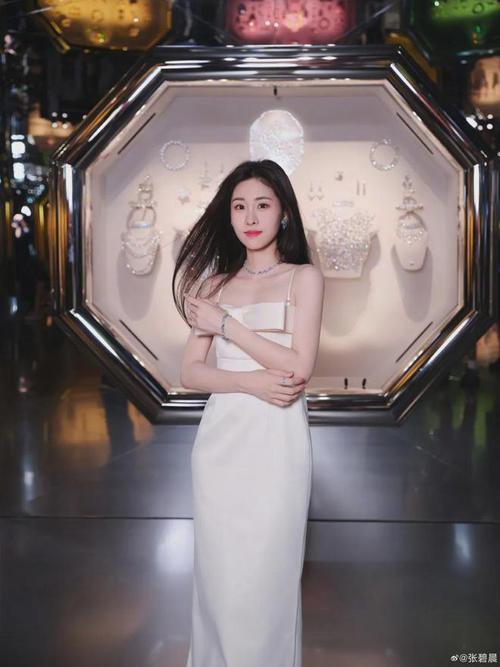张碧晨挺孕肚彩排,张碧晨带女儿探班华晨宇