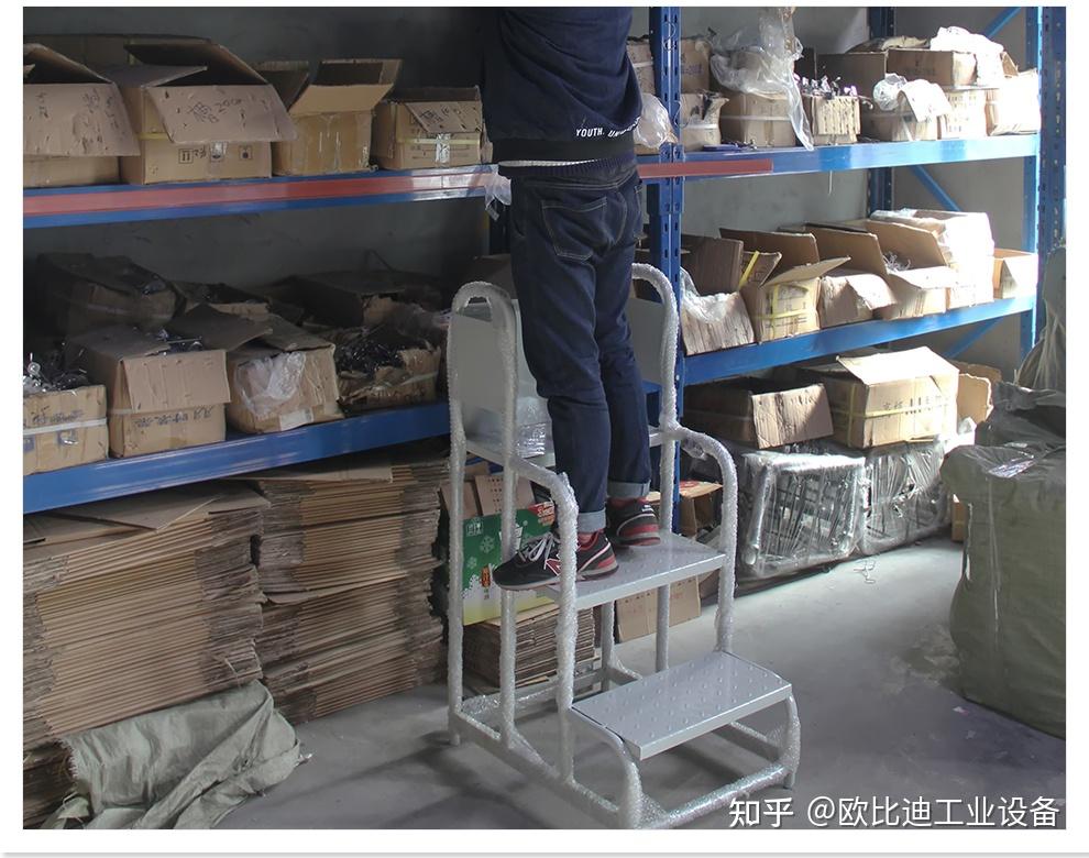 梯子上作业时与地面的夹角,在梯子上工作时 梯与地面的斜度