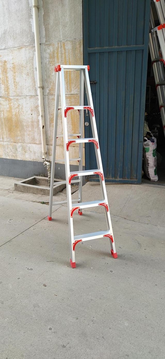 使用梯子时梯子与地面的倾斜度,使用梯子工作时,梯子与地面的倾斜角为