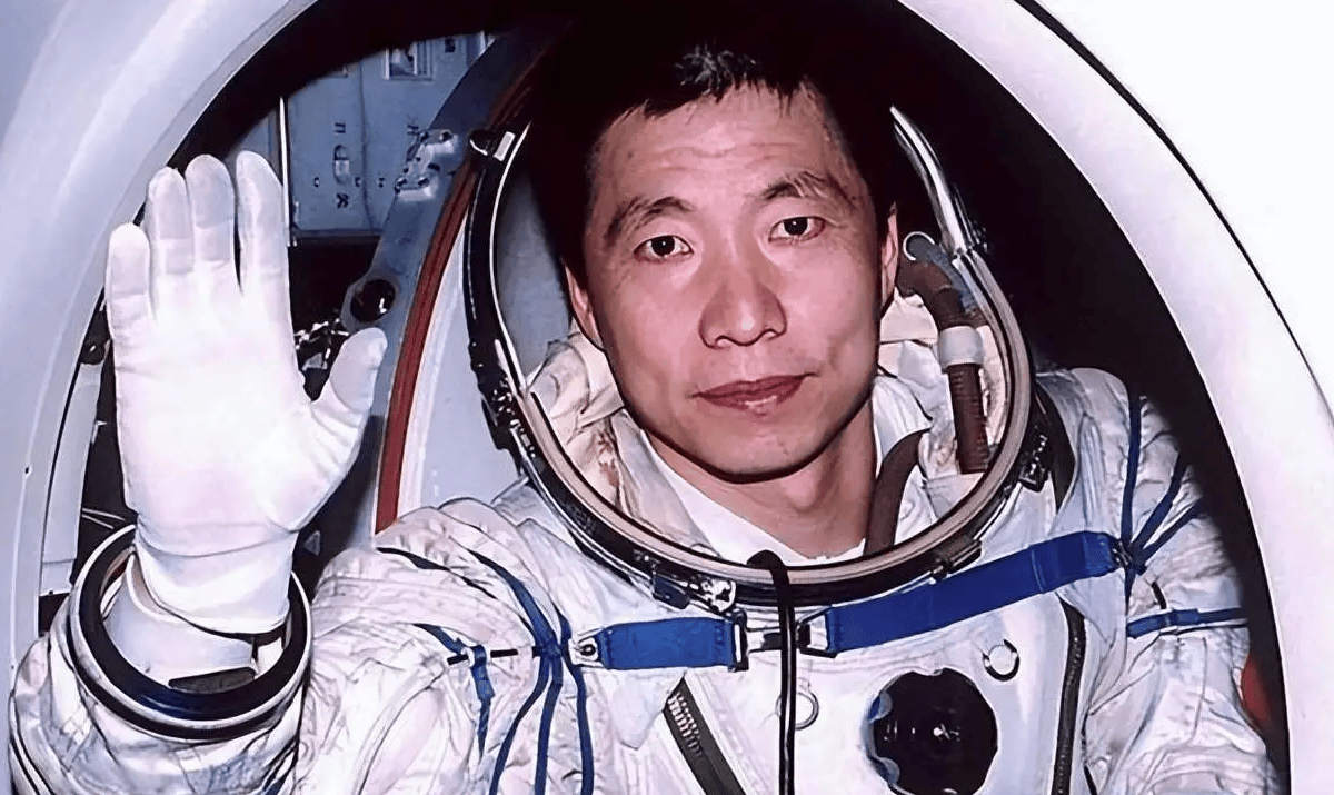 第一个飞向太空的宇航员,第一个飞向太空的宇航员英语
